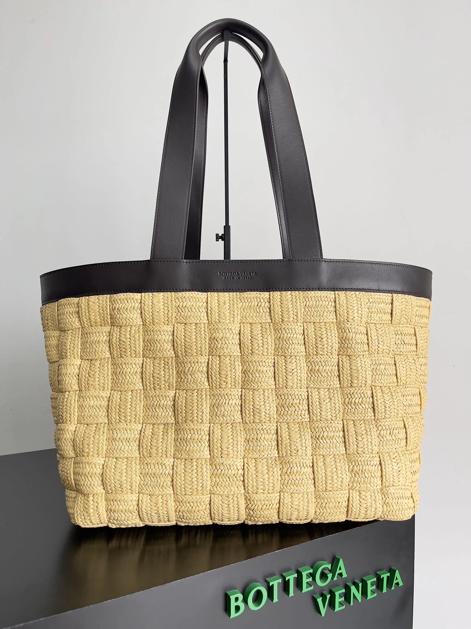 Batch 1960 Bottega Veneta BV straw shoulder bag. A super literary BV straw bag with a shopping bag shape. The top of the wrist bag is made of the highest grade lambskin. BV’s material selection is really impeccable. The straw part is very beautiful, elegant and natural, and the romance of phila grass. Phila grass is also called the wishing grass and love grass. It has a beautiful meaning for the one you love most. It is versatile and fashionable and has a large capacity. Style number: 730874 Size: 56*22*32